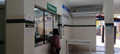 Una mujer aguarda ante la ventanilla de la farmacia del IPS de Pilar.