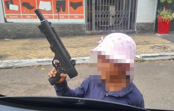 Niño fue captado pidiendo limosnas de esta manera en Asunción.