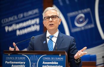 El presidente de la Asamblea Parlamentaria del Consejo de Europa, Theodoros Roussopoulos, habla durante una reunión del Consejo Europeo en Estrasburgo, este de Francia.