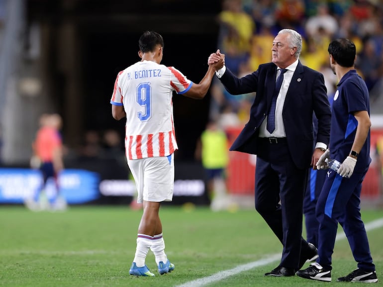El seleccionador de Paraguay, Gustavo Alfaro felicita al delantero albirrojo, Hugo Adrián Benítez, autor del tanto ganador en el amistoso internacional ante Colombia.