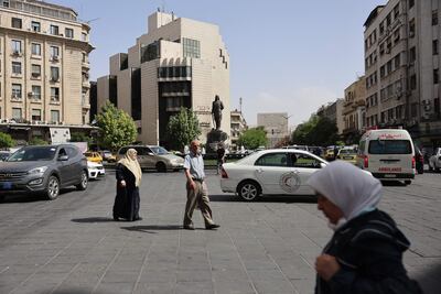 Personas caminan en el centro de Damasco, Siria, el 14 de mayo de 2025. El valor de la libra siria subió a aproximadamente 8.000 por dólar después de que el presidente estadounidense, Donald Trump, anunciara el levantamiento de las sanciones contra Siria.