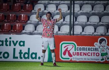 Celebración del volante Villamayor Escobar, autor del tanto de la victoria rayadita, en la ciudad universitaria. (Foto: Sportivo San Lorenzo)