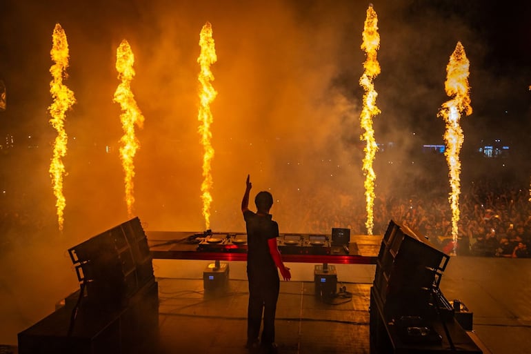 Skrillex en un tramo de su presentación, al cierre de la primera jornada de Asunciónico.