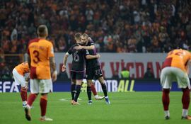 Konrad Laimer (C-R) y Joshua Kimmich (C-L) del Bayern Munich reaccionan después de ganar el partido de fútbol del Grupo A de la Liga de Campeones de la UEFA entre el Galatasray SK y el FC Bayern Munich en Estambul, Turquía, el 24 de octubre de 2023.