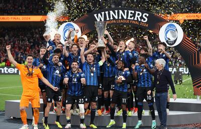 Dublin (Ireland), 22/05/2024.- Atalanta players celebrate with the trophy after winning the UEFA Europa League Final soccer match of Atalanta BC against Bayer 04 Leverkusen, in Dublin, Ireland, 22 May 2024. (Irlanda) EFE/EPA/DAMIEN EAGERS