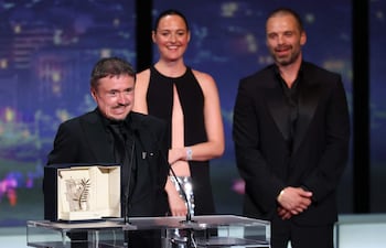 El director, guionista y productor rumano Cristian Mungiu, la actriz noruega Renate Reinsve y el actor rumano Sebastian Stan recibiendo la Palma de Oro en el Festival de Cannes por "Fjord".