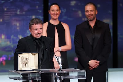 El director, guionista y productor rumano Cristian Mungiu, la actriz noruega Renate Reinsve y el actor rumano Sebastian Stan recibiendo la Palma de Oro en el Festival de Cannes por "Fjord".