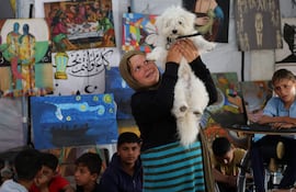 Niños palestinos desplazados participan en sesiones de contención psicológica en un estudio de arte que utiliza mascotas y aves para ayudar a los niños, en la zona de Al-Zawaida, en el centro de la Franja de Gaza, el 21 de abril de 2026.