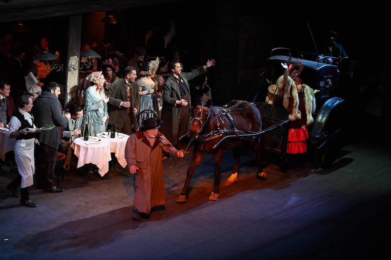 Max, el caballo, es visto sobre el escenario del MET Opera durante una presentación de La Bohème en la ciudad de Nueva York, el 12 de diciembre de 2025.