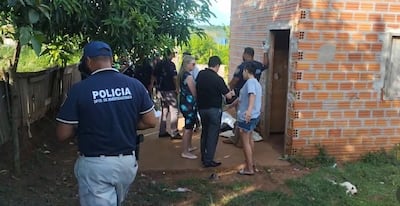 La comitiva fiscal-policial en la escena del crimen.