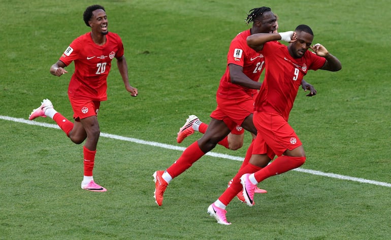 Cyle Larin de Canadá celebra con Promise David tras anotar el primer gol del equipo durante el partido del Grupo B de la Copa Mundial de la FIFA 2026 entre Canadá y Bosnia y Herzegovina en el Toronto Stadium.