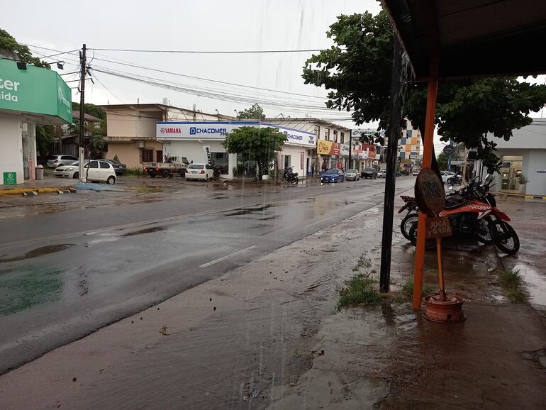 Mansa lluvia aplaca el calor en Carapeguá.