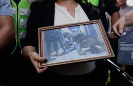 Una persona sostiene una fotografía durante la conmemoración del octavo aniversario del homicidio del integrante del Partido Liberal Radical Auténtico (PLRA), Rodrigo Quintana, este lunes frente al Palacio de Justicia en Asunción (Paraguay).
