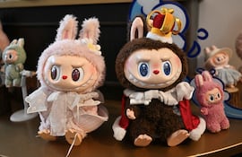 Figuras de los personajes Mokoko (izquierda) y Labubu en una sala de exposición del parque temático Pop Land de Pop Mart, en Pekín.