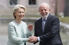El presidente de Brasil, Luiz Inácio Lula da Silva, posa junto a la presidenta de la Comisión Europea, Ursula Von der Leyen.