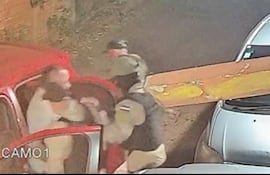 Los maleantes bajan del auto al cambista tras interceptarlo en plena vía pública.