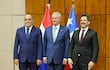 Núñez y Latorre sonríen en trajes formales, rodeados de banderas en un contexto oficial con Kast en el centro.