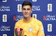 El portero de la selección paraguaya, Orlando Gill con el trofeo que recibió por ser mejor jugador del partido., en los octavos de final ante Francia.
