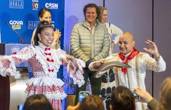 El cantante colombiano Carlos Vives reacciona durante un acto promocional de su gira este miércoles, en Nueva York (Estados Unidos).