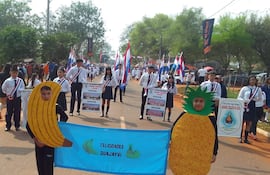 Estudiantes de las diferentes instituciones educativas participaron del desfile para celebrar el aniversario 32 de la Ciudad de la Banana y la Piña.