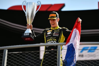 El piloto paraguayo Joshua Duerksen, piloto del monoplaza de la escudería Invicta Racing, celebra la victoria en la carrera sprint de la Fórmula 2 en el Circuito de Monza, Monza, Italia.