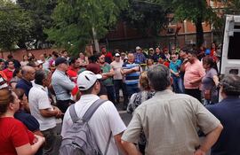 Funcionarios autoconvocados se movilizaron esta mañana.