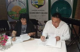 De izquierda a derecha, la superiora de la Asociación de las Hermanas Redentoristas, Fabiola Camacho, y el intendente de Carapeguá, Luciano Cañete (ANR-HC), durante la firma del convenio interinstitucional.