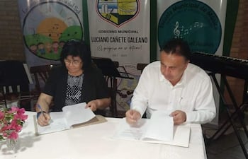 De izquierda a derecha, la superiora de la Asociación de las Hermanas Redentoristas, Fabiola Camacho, y el intendente de Carapeguá, Luciano Cañete (ANR-HC), durante la firma del convenio interinstitucional.
