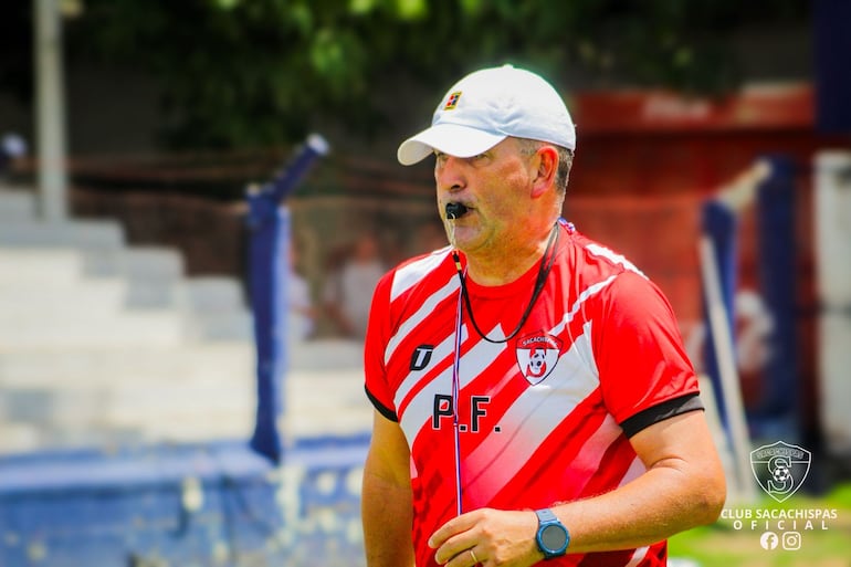 Víctor René Scheid en plena sesión de entrenamiento del Club Social y Deportivo Sacachispas, de la Primera División de Guatemala.