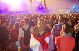 Envuelto en una bandera paraguaya, el embajador del Reino Unido en paraguay, Ramin Navai, entre el público asistente al festival de Glastonbury, en Somerset, Inglaterra.