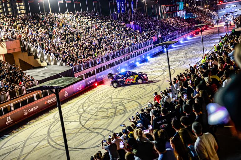 Unas 13.000 personas asistieron al sambódromo para disfrutar la partida ceremonial.