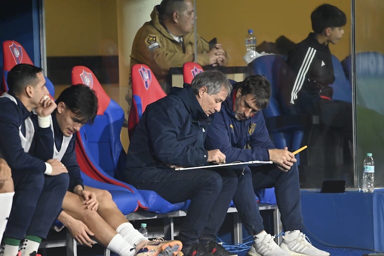 El entrenador de Cerro Porteño, Ariel Holan con una anotación puntual durante el encuentro ante Sportivo Trinidense en el estreno en el torneo Clausura 2026.