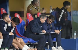El entrenador de Cerro Porteño, Ariel Holan con una anotación puntual durante el encuentro ante Sportivo Trinidense en el estreno en el torneo Clausura 2026.