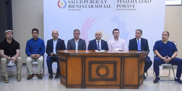 Miembros del Fonaress, durante una conferencia de prensa realizada esta mañana en el Ministerio de Salud.