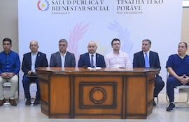 Miembros del Fonaress, durante una conferencia de prensa realizada esta mañana en el Ministerio de Salud.