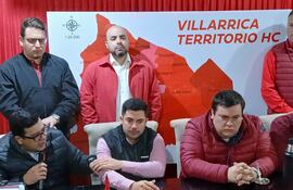 Rubén "Pilo" Fanego acompañado de Wilfrido Portillo (izq.) y Cesar Sosa (der.), junto a otros precandidatos de HC.