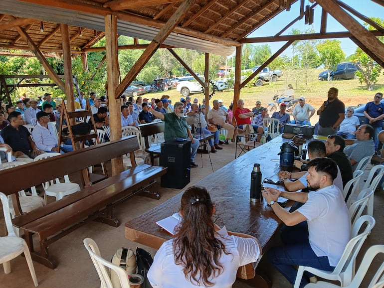 Reunión entre representantes de EISA y un grupo de cañicultores en Mauricio José Troche.