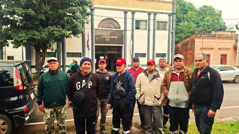 Los trabajadores del área de Aseo Urbano fueron desvinculados sin recibir una explicación por parte del intendente Marcelo Simbrón (ANR) y exigen el pago de los salarios que les adeudan.
