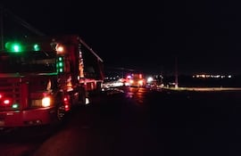 Video: Camionero tumbó carga de gaseosa que fue hurtada por lugareños