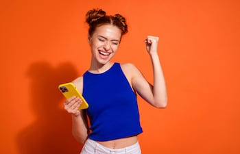 Mujer con el celular en la mano.