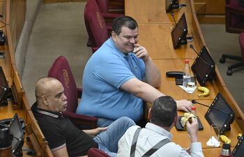 El senador Basilio Núñez (ANR, HC), el senador Dionisio Amarilla (PLRA) y de espalda Javier Zacarías Irún.