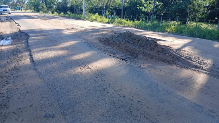 Mientras tanto, los caminos rurales y las rutas pavimentadas continúan en deplorables condiciones.