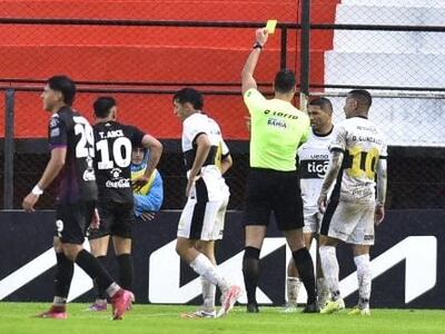El árbitro David Ojeda amonesta a Richard Ortiz, futbolista de Olimpia, en un partido frente a General Caballero por el torneo Clausura 2025 de la Primera División de Paraguay en el estadio Ka'arendy, en Juan León Mallorquín, Paraguay.