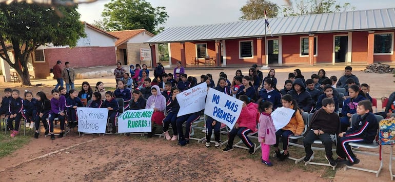 La comunidad educativa de la escuela y colegio República del Paraguay, de Yaguareté Forest, distrito de Santa Rosa del Aguaray, inició una medida de fuerza para exigir la reposición de rubros