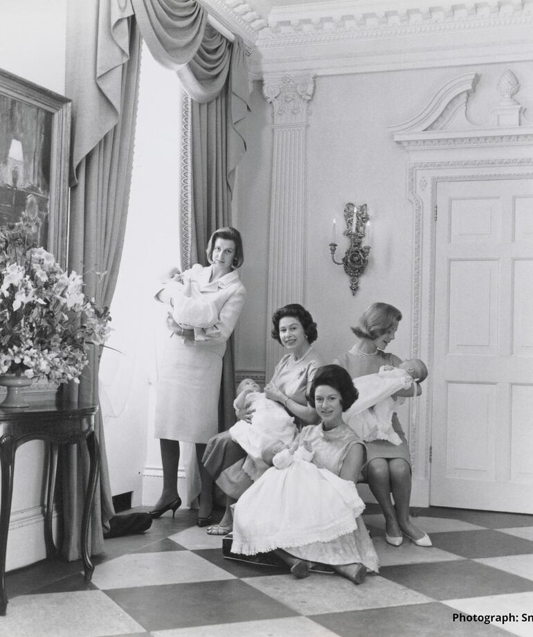 Grupo de madres reales con sus bebés, en1964. (Instagram/The Royal Family)
