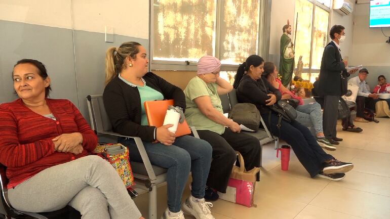 Pacientes esperan por atención en el Incan.