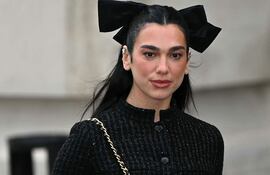La cantautora británica Dua Lipa llegando al desfile de la colección Primavera/Verano 2025 de Chanel en la Semana de la Moda en París.