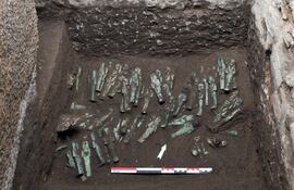 Esta fotografía sin fecha, distribuida el 25 de noviembre de 2025 por MFFT-EPHE/PSL, muestra una estatuilla funeraria, conocida como ushebti, hallada en la necrópolis real de Tanis (San el-Hagar).