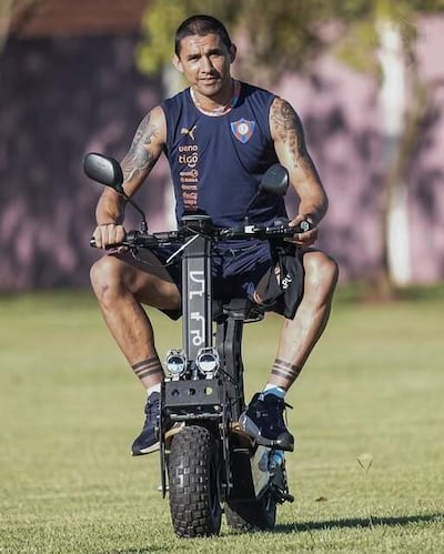 El capitán azulgrana, Víctor Gustavo Velázquez Ramos (34), con un breve paseo sobre una moto eléctrica en Minga Guazú.
