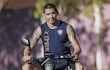 El capitán azulgrana, Víctor Gustavo Velázquez Ramos (34), con un breve paseo sobre una moto eléctrica en Minga Guazú.